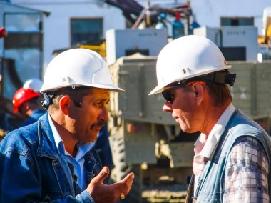 Mühendislik teknisyenleri tartışma vardır. Beyaz kask şirket çalışanları