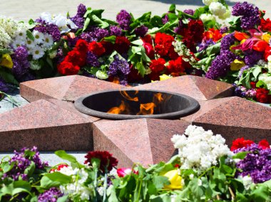 Ona atanmış çiçeklerle ebedi alev