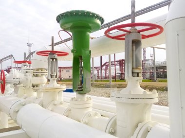 Boru hattı üzerinde yeşil pnömatik klape