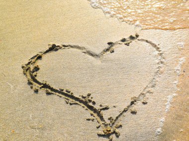plaj kum üzerine çizilmiş kalp