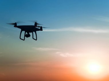 Quadrocopters siluet güneşin arka planı