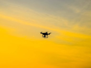 Quadrocopters siluet güneşin arka planı