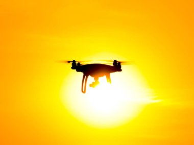 Quadrocopters siluet güneşin arka planı