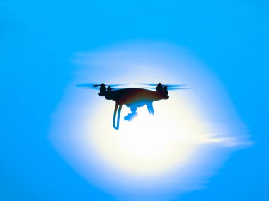 Quadrocopters siluet güneşin arka planı