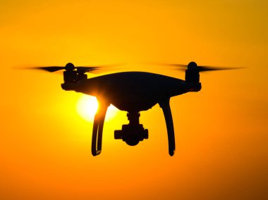 Quadrocopters siluet güneşin arka planı