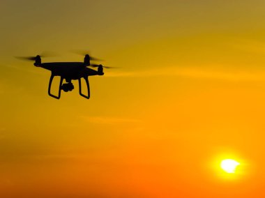 Quadrocopters silüeti günbatımı arka plana karşı. F