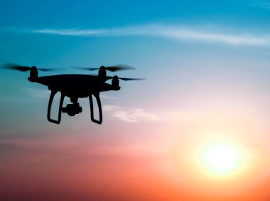 Quadrocopters siluet güneşin arka planı