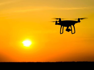 Quadrocopters siluet güneşin arka planı