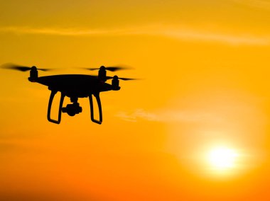 Quadrocopters siluet güneşin arka planı