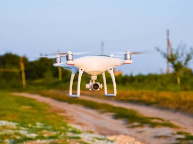 Quadrocopter yollar ve arka plan ağaç üzerinde