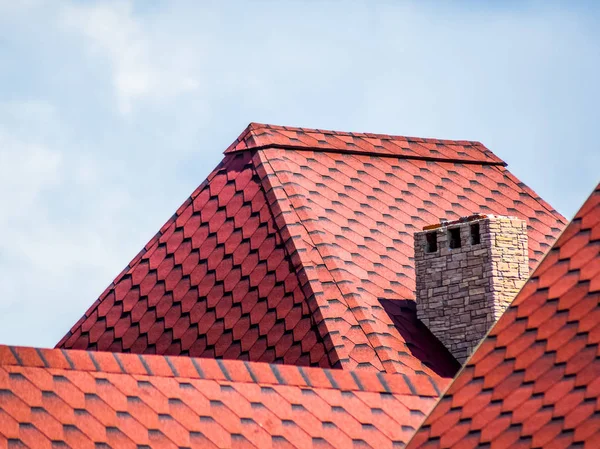 Декоративная металлическая плитка на крыше — стоковое фото