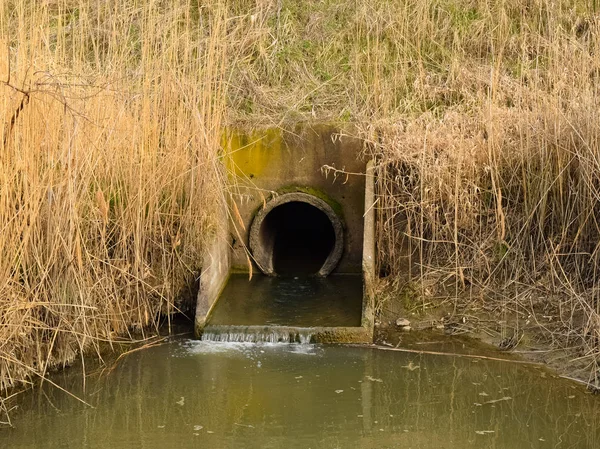 Portale tra i canali del sistema di irrigazione risaie — Foto Stock
