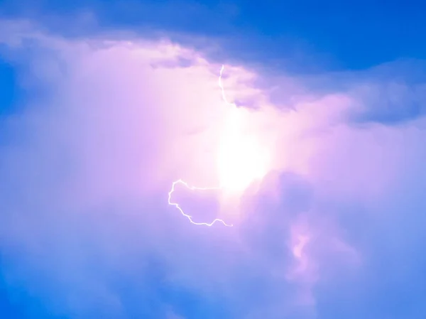 Rayos en las nubes de tormenta. Peals of a thunder and the sparkling lightnings in clouds —  Fotos de Stock