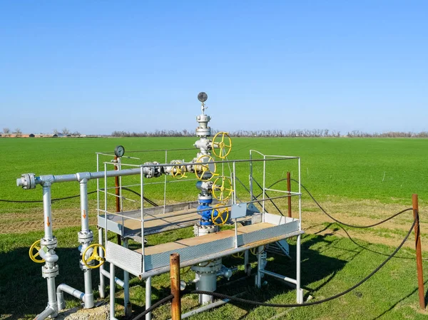 El equipo y las tecnologías en los campos petrolíferos. Pozo de petróleo — Foto de Stock