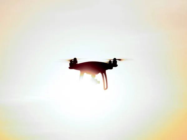 Quadrocopters siluett mot bakgrund av solnedgången — Stockfoto