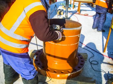 İş güvenliği. Kaynak ve tesisat-in belgili tanımlık boru hattı. Endüstriyel hafta içi kaynakçılar ve tesisatçıları