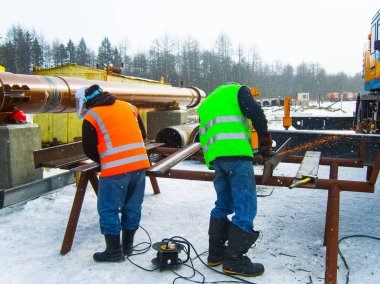 İş güvenliği. Kaynak ve demir kurguları taşlama. Endüstriyel hafta içi kaynakçılar ve tesisatçıları