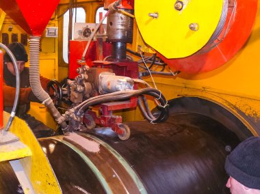 İş güvenliği. Kaynak ve tesisat-in belgili tanımlık boru hattı. Endüstriyel hafta içi kaynakçılar ve tesisatçıları