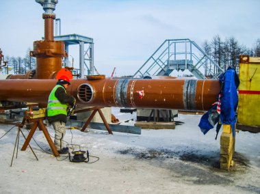 İş güvenliği. Kaynak ve tesisat-in belgili tanımlık boru hattı. Endüstriyel hafta içi kaynakçılar ve tesisatçıları