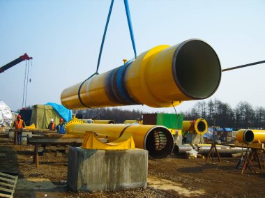 Sahalin, Rusya Federasyonu - 12 Kasım 2014: zeminde gaz boru hattı inşaatı.