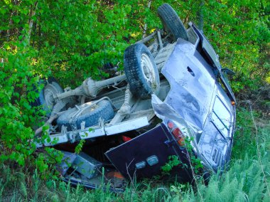 Kaza sonucu bir hendekte taşındım araba