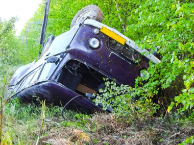 Kaza sonucu bir hendekte taşındım araba