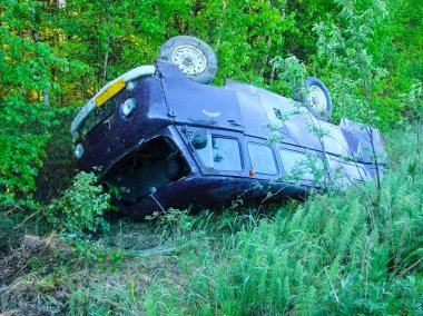 Kaza sonucu bir hendekte taşındım araba