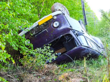 Kaza sonucu bir hendekte taşındım araba