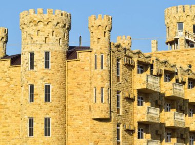 Otel binası, dekoratif taşlarla kaplı