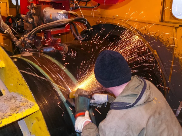 Sicurezza sul lavoro. Saldatura e installazione della conduttura. Saldatori e montatori industriali nei giorni feriali — Foto Stock