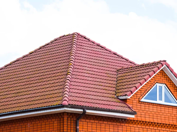 The house with a roof of classic tiles — Stock Photo, Image