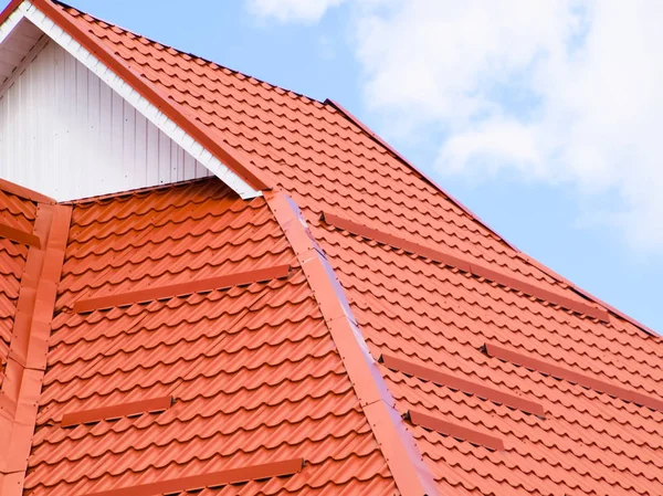 Le toit de tôle ondulée rouge orange — Photo