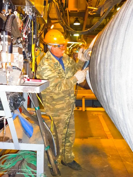 Preparazione della saldatura prima dell'installazione. I lavoratori puliscono il posto di saldatura di tubi — Foto Stock