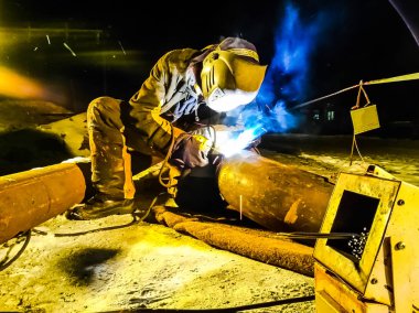 İş güvenliği. Kaynak ve tesisat-in belgili tanımlık boru hattı. Endüstriyel hafta içi kaynakçılar ve tesisatçıları