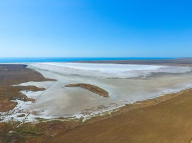 Azak Denizi kıyılarında tuz Tuz Gölü. Eski Haliç. Yukarıdan görüntüleyin. Kuru göl. Tuz Gölü manzaralı bir kuş bakışı