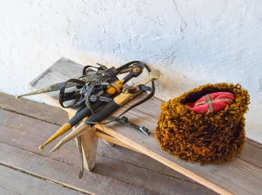 Bir banka bir kazak şapka yakınındaki birkaç hançer