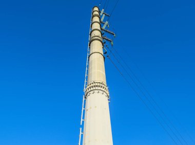 Yüksek voltajlı elektrik hatları mavi gökyüzü destekler