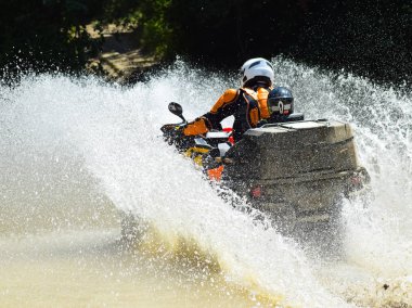 Atv adam bir akım geçer