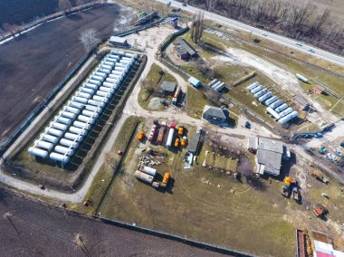 Yukarıdan küçük bir tank sahası. Yakıt ve Yağlama maddeleri depolama.