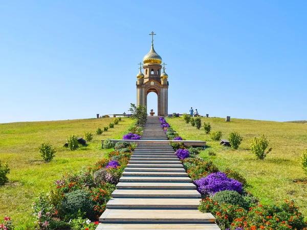 Cappella ortodossa su una collina. Tabernacolo nel villaggio cosacco di Ataman. Le scale che conducono alla cappella — Foto Stock