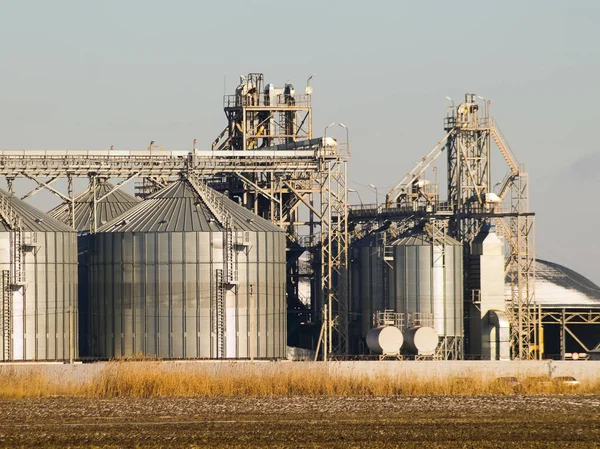 Fabriek voor het drogen en de opslag van graan — Stockfoto