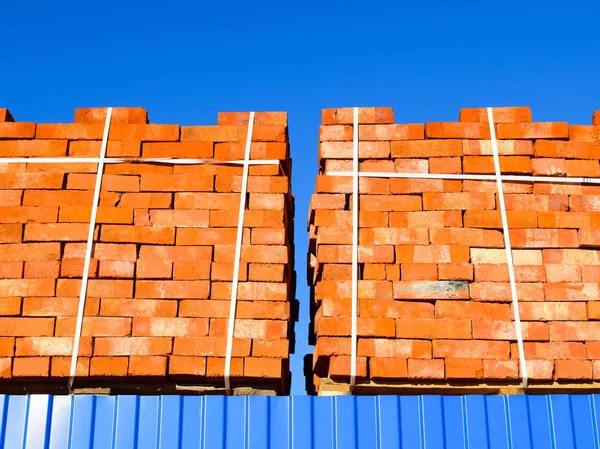红砖堆成立方体。仓库砖头存储砌产品 — 图库照片