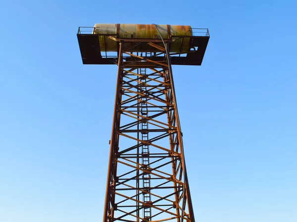 Roestig water tower — Stockfoto