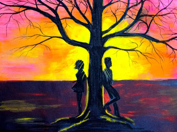 Liefde paar in de buurt van een boom bij zonsondergang. — Stockfoto