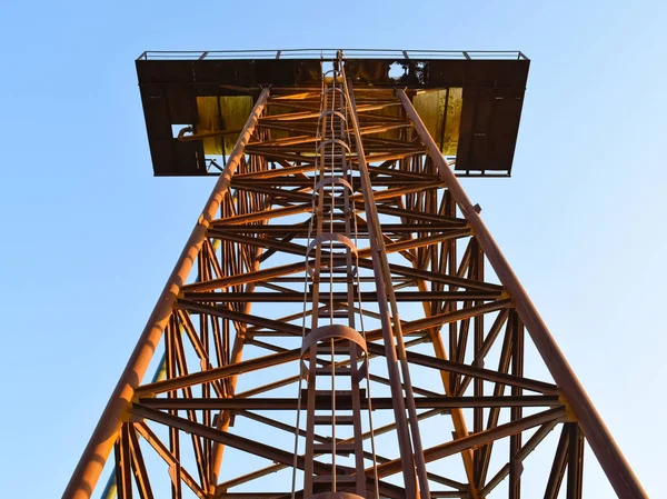 La vieja torre de agua oxidada inclinada —  Fotos de Stock