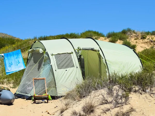 Tentes pliantes touristiques parmi la végétation côtière. La tente est moderne . — Photo