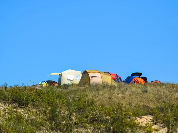 Tende turistiche pieghevoli tra la vegetazione costiera. La tenda è moderna . — Foto Stock