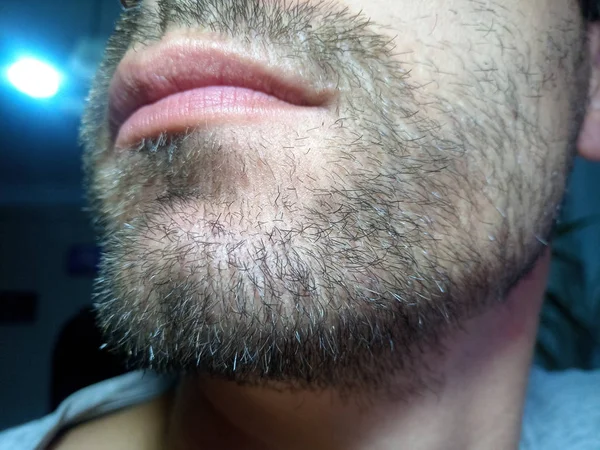 Joven barbudo, rastrojo cerca. Sin afeitar más de una semana. — Foto de Stock