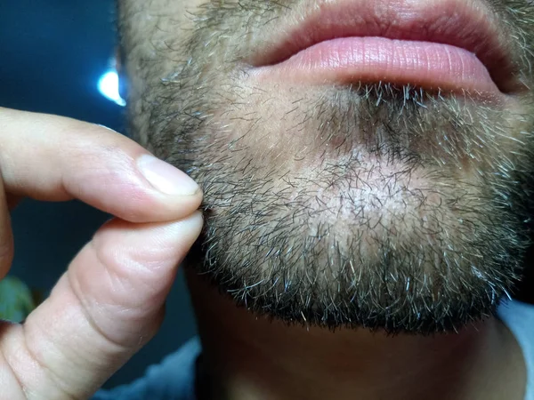 Jovem barbudo, restolho perto. Unshaven mais de uma semana. — Fotografia de Stock