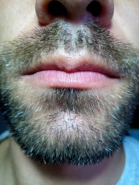 长胡子的年轻人，在附近狼吞虎咽一个多星期没刮胡子. — 图库照片